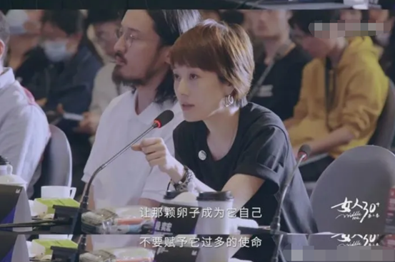 张宏民|央视主播旧照又引热议，年近60独坐街头，网友称无儿无女太失败