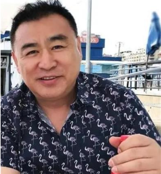 张宏民|央视主播旧照又引热议，年近60独坐街头，网友称无儿无女太失败