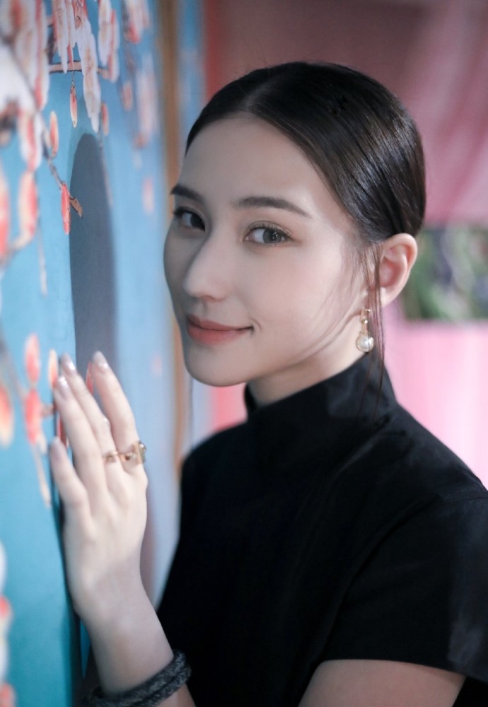 何超莲|何超莲晒中国风美照，本以为只是秀照片，没想到看到评论区又酸了