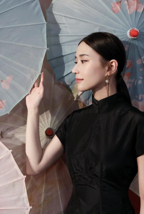 何超莲|又发糖！何超莲晒美照窦骁秒回，还在房间为她唱情歌告白