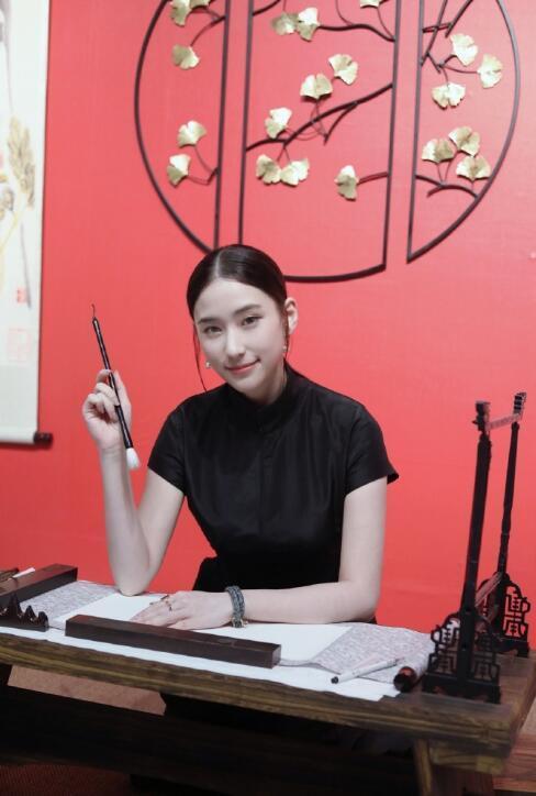 何超莲|又发糖！何超莲晒美照窦骁秒回，还在房间为她唱情歌告白