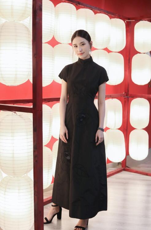 何超莲|又发糖！何超莲晒美照窦骁秒回，还在房间为她唱情歌告白