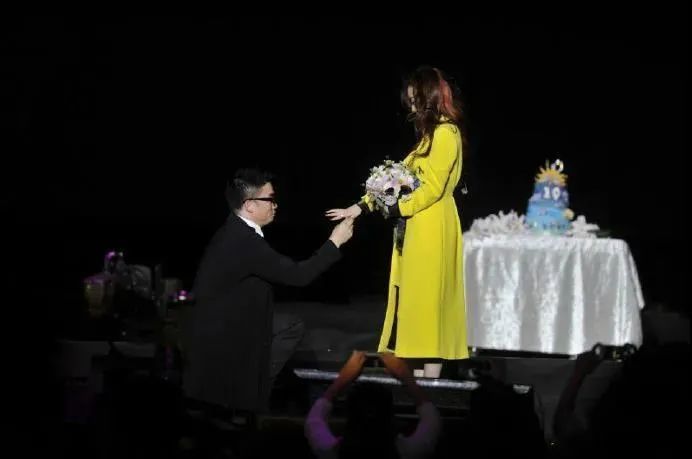 张靓颖|张靓颖和前任离婚后，新男友就迫不及待宣誓主权了？