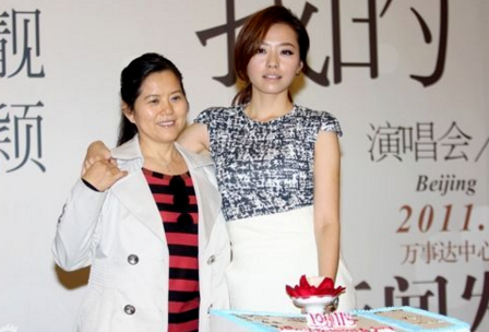 张靓颖|张靓颖和前任离婚后，新男友就迫不及待宣誓主权了？