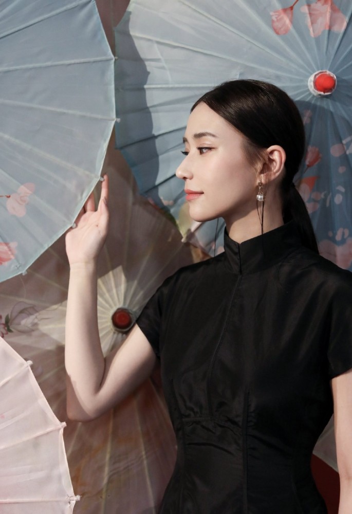 何超莲|何超莲晒中国风美照，本以为只是秀照片，没想到看到评论区又酸了