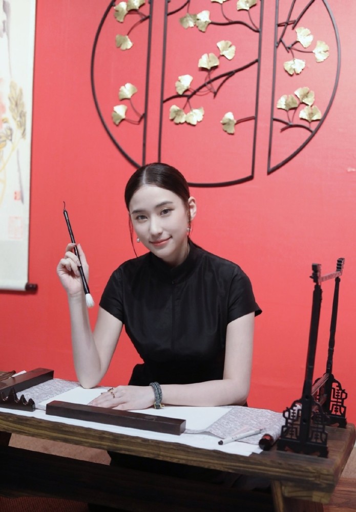 何超莲|何超莲晒中国风美照，本以为只是秀照片，没想到看到评论区又酸了