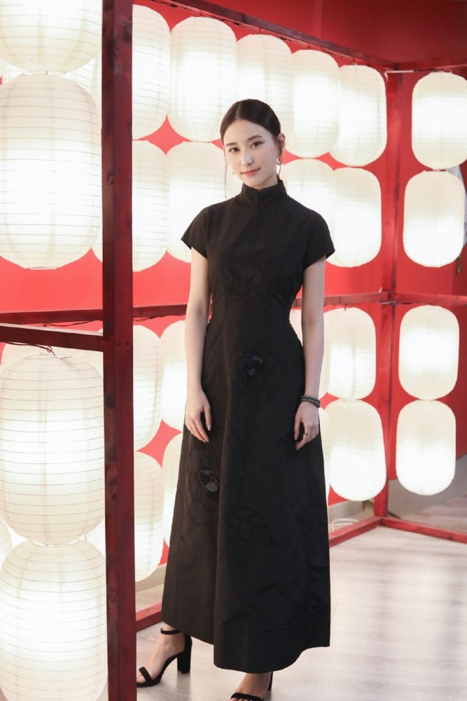 何超莲|何超莲晒中国风美照，本以为只是秀照片，没想到看到评论区又酸了