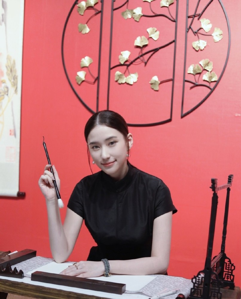 何超莲|何超莲恋爱后颜值堪称直线上升，晒照获窦骁秒回，被网友怀疑当时两人在一起