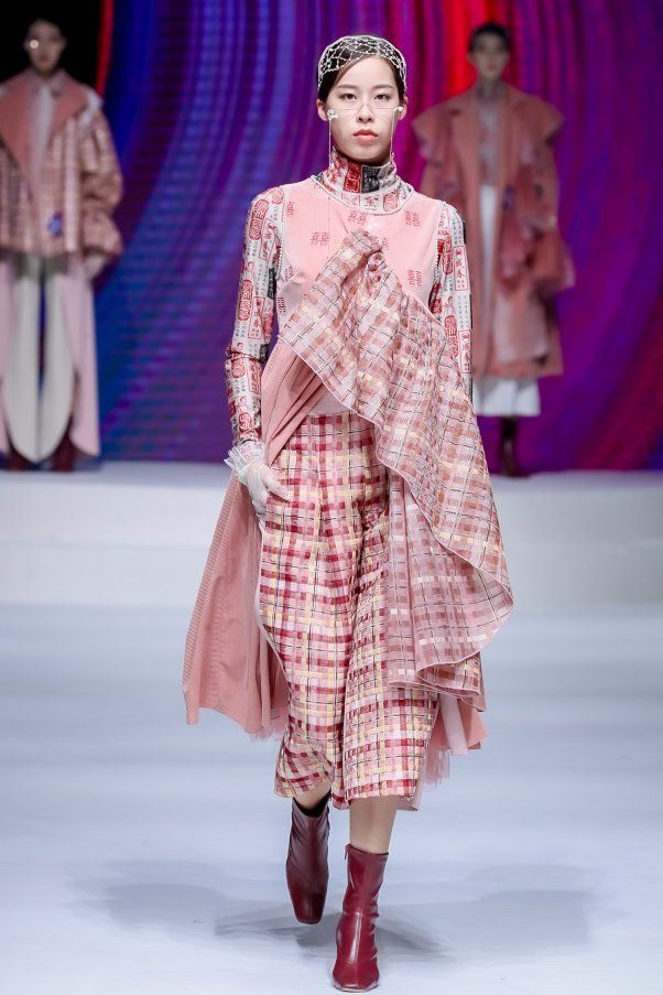 《拾荒者的乐趣》斩获2020"大浪杯"中国女装设计大赛金奖