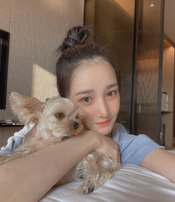 陈小纭|陈小纭宣布分手后首晒自拍，扎起丸子头面带微笑，这么快就释然了？