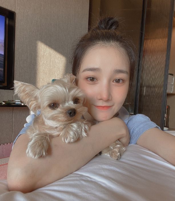 陈小纭|陈小纭宣布分手后首晒自拍，扎起丸子头面带微笑，这么快就释然了？