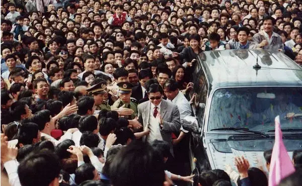 周星驰|周星驰“万子哥”的故事，及1991年他的“血衣事件”