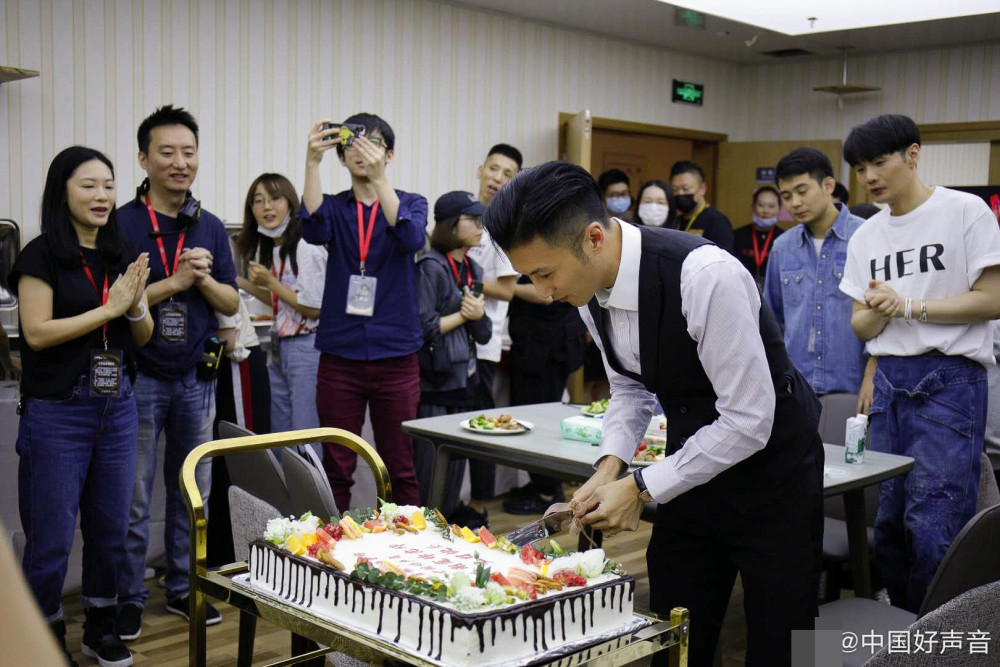 谢霆锋|谢霆锋40岁生日派对超奢华，场内外摆放超多玫瑰，未见王菲