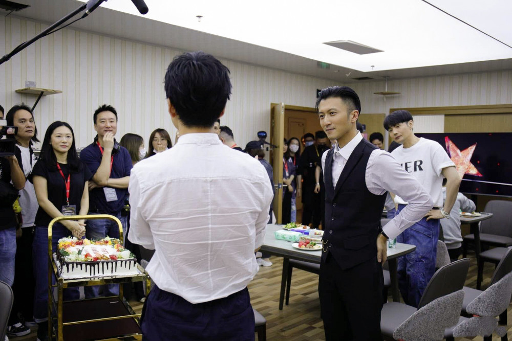 谢霆锋|谢霆锋40岁生日派对超奢华，场内外摆放超多玫瑰，未见王菲