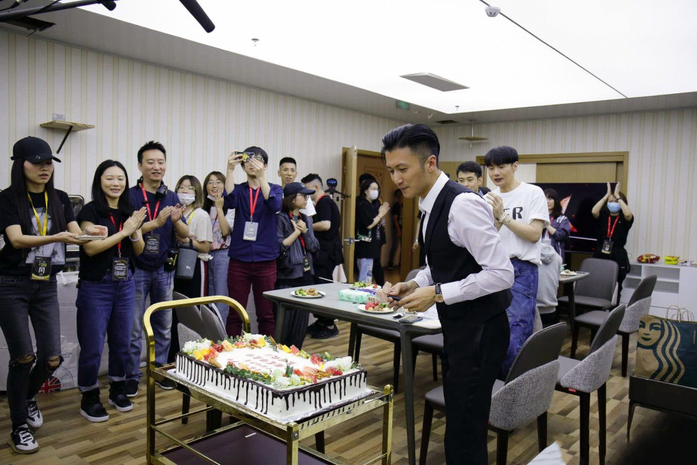 谢霆锋|谢霆锋40岁生日派对超奢华，场内外摆放超多玫瑰，未见王菲