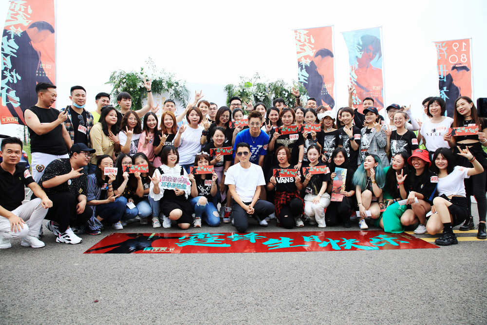 谢霆锋|谢霆锋40岁生日派对超奢华，场内外摆放超多玫瑰，未见王菲