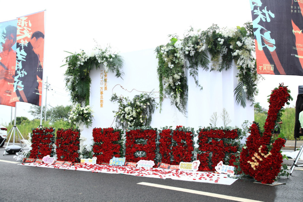 谢霆锋|谢霆锋40岁生日派对超奢华，场内外摆放超多玫瑰，未见王菲
