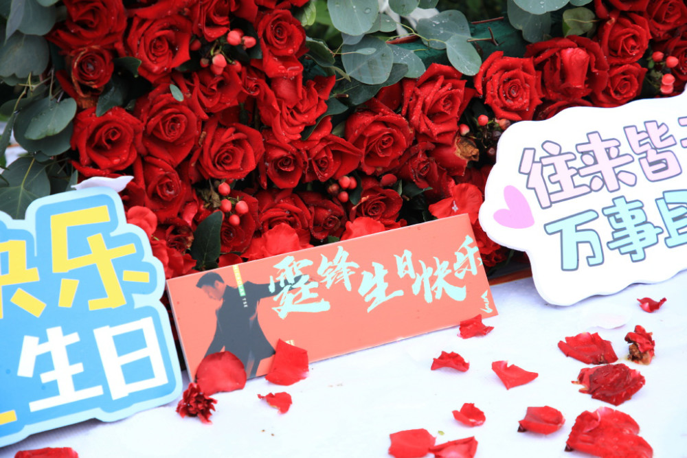 谢霆锋|谢霆锋40岁生日派对超奢华，场内外摆放超多玫瑰，未见王菲