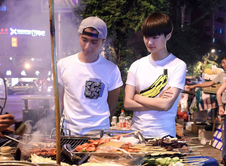 谢霆锋|谢霆锋40岁生日派对超奢华，场内外摆放超多玫瑰，未见王菲