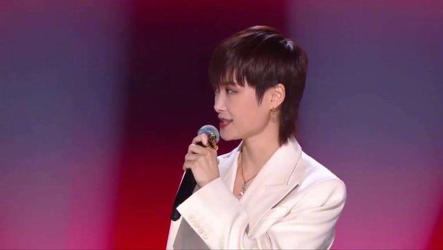李宇春|《浪姐》成团夜被曝邀请李宇春做嘉宾，出道十五年仍能焕发新一春