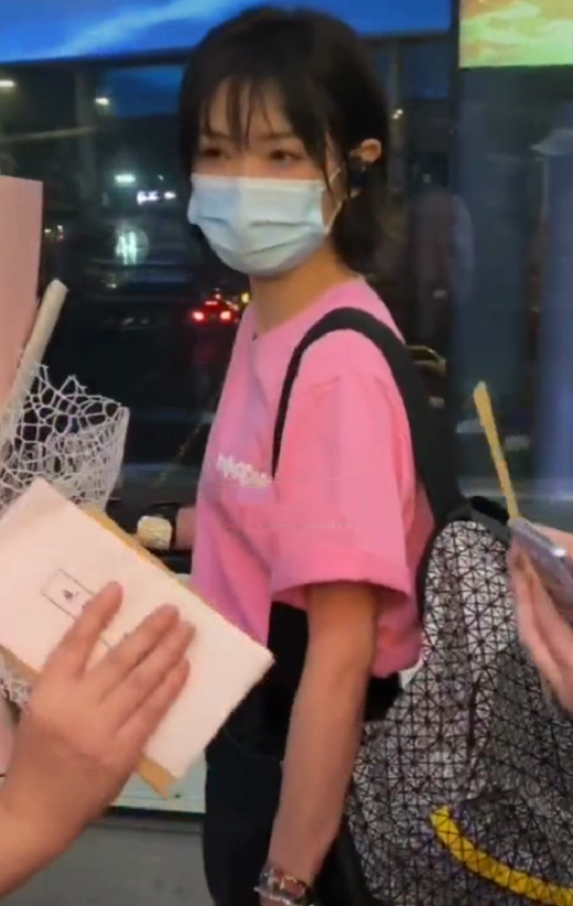 万茜|粉丝为万茜接机送礼物，反被助理训斥人多扰乱秩序，万茜全程冷漠