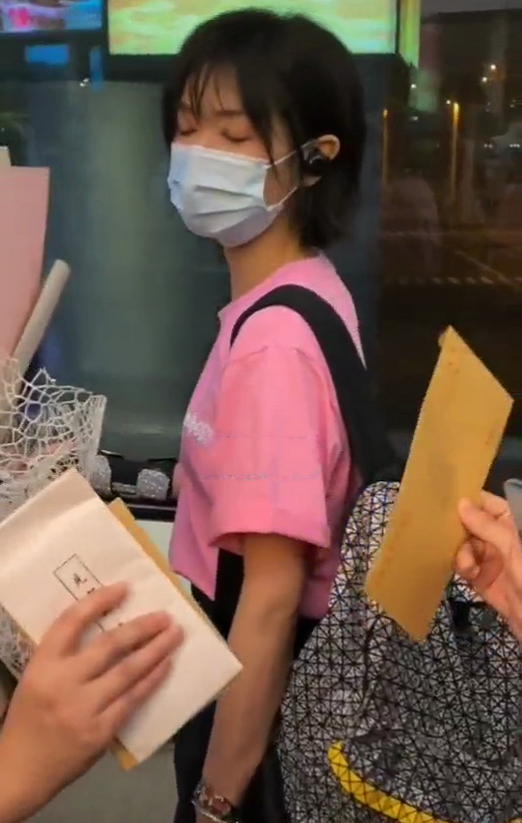 万茜|粉丝为万茜接机送礼物，反被助理训斥人多扰乱秩序，万茜全程冷漠