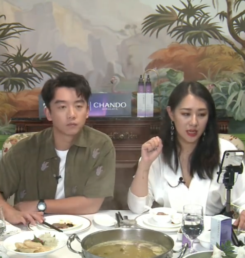 郑恺|苗苗捧场郑恺直播，秒变老公迷妹，两人结婚100天高调互动撒狗粮