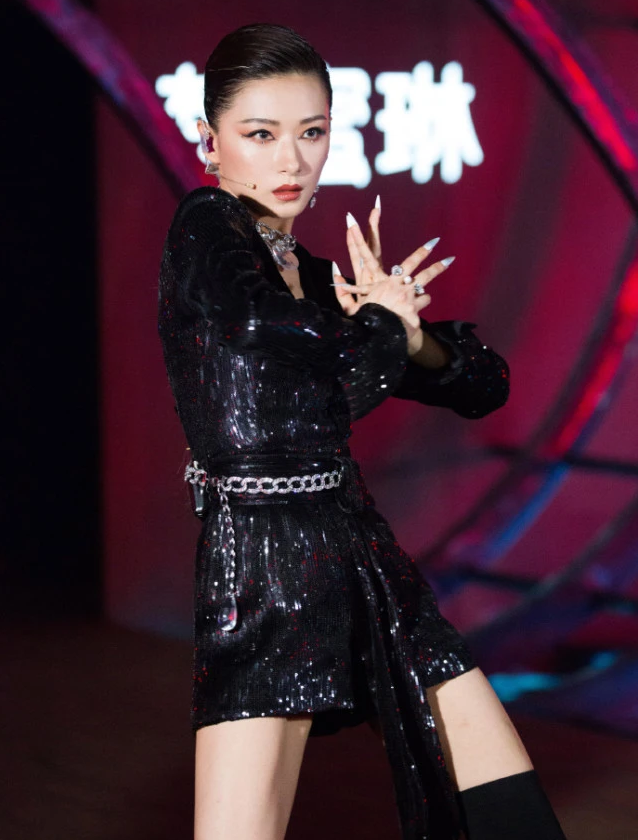 万茜|粉丝为万茜接机送礼物，反被助理训斥人多扰乱秩序，万茜全程冷漠