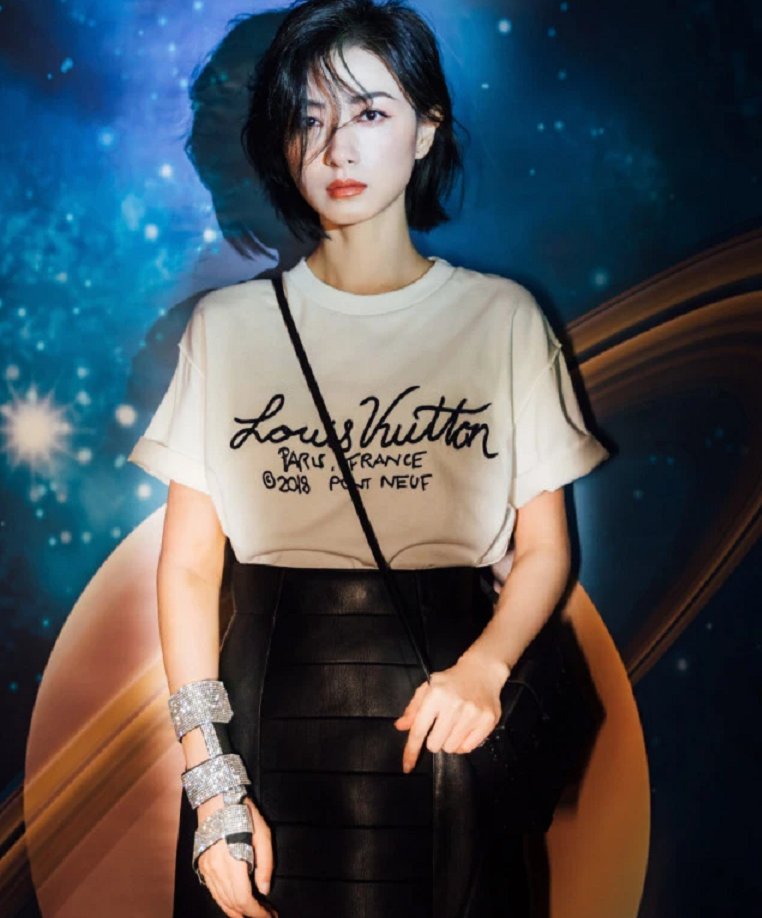 万茜|粉丝为万茜接机送礼物，反被助理训斥人多扰乱秩序，万茜全程冷漠