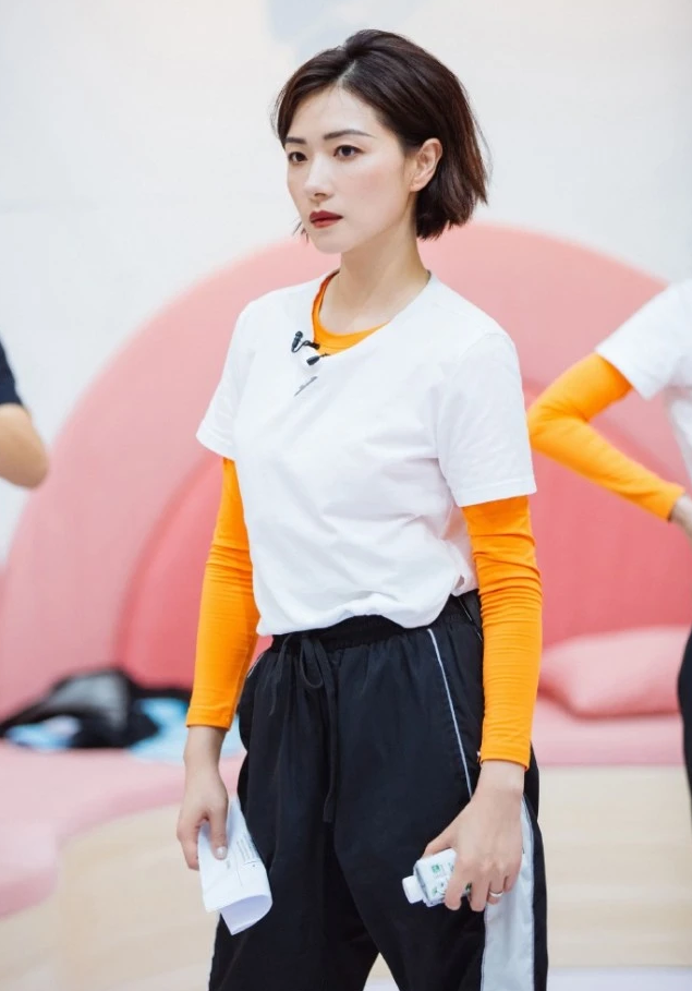 万茜|粉丝为万茜接机送礼物，反被助理训斥人多扰乱秩序，万茜全程冷漠