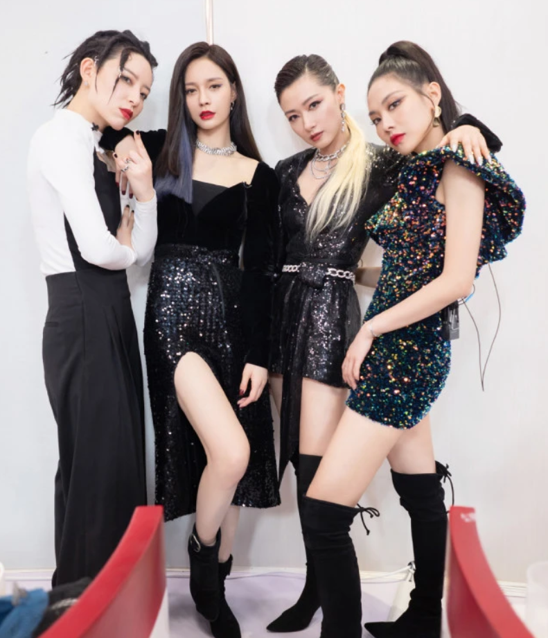 万茜|粉丝为万茜接机送礼物，反被助理训斥人多扰乱秩序，万茜全程冷漠