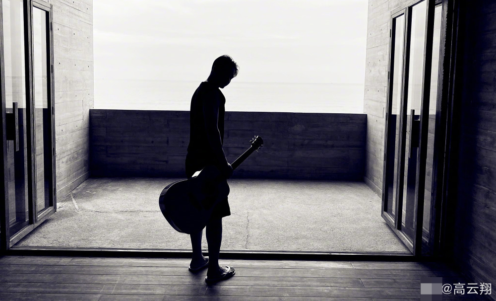 高云翔|董璇被曝新恋情后，高云翔受刺激去非洲疗伤？晒提吉他照尽显孤独