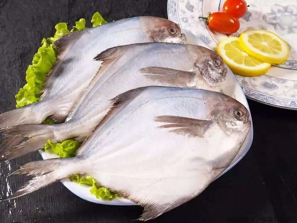 第四步:把锅底预热一会儿,加上少许食用油,加上黄骨鱼煎一煎,把黄骨鱼