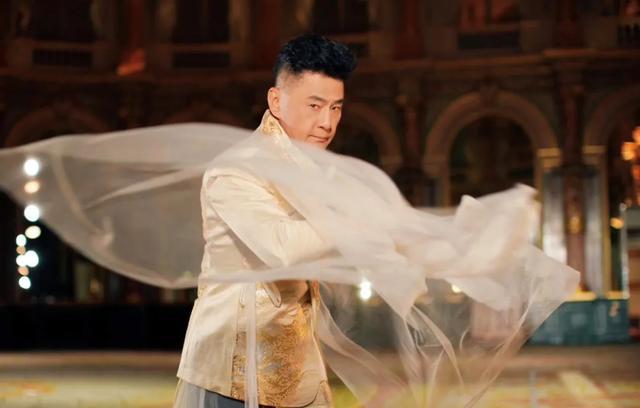 于荣光|从硬汉角色，到给自己加感情戏，62岁的于荣光，更想当偶像派？