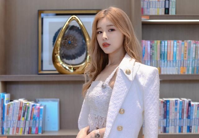 fpx无缘s10后糖小幽深夜喊话doinb万千粉丝泪目求他快点转会