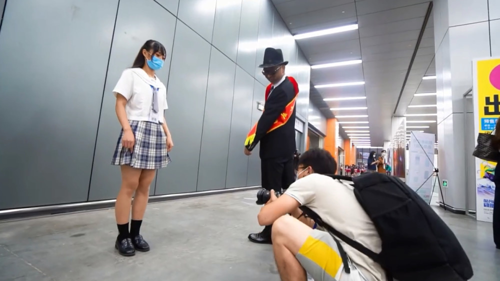 萤火虫漫展再现jk拍照这次直接被黑人保安抬走了