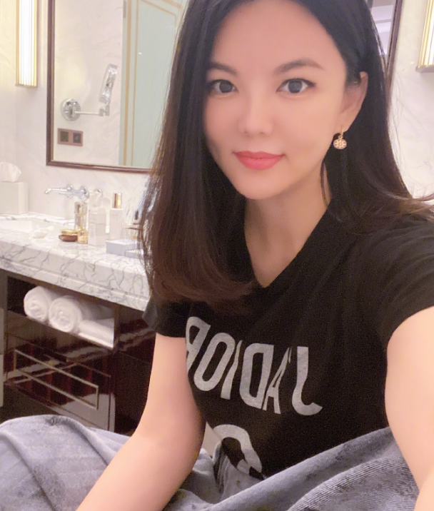 王岳伦|李湘继王岳伦事件后首晒自拍，面带微笑心情大好，直呼是开心的一天