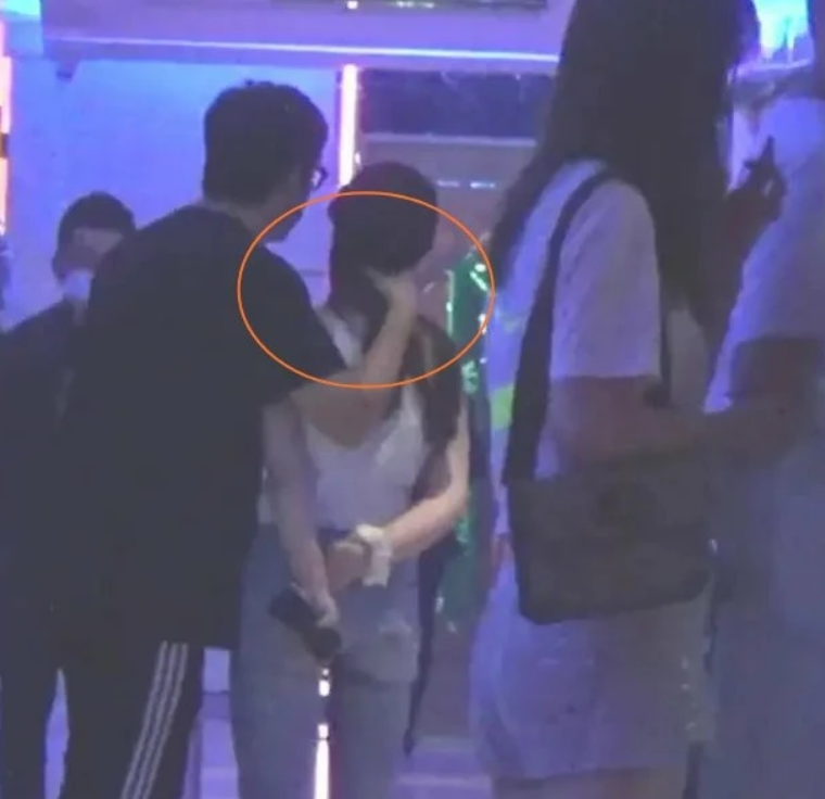 王岳伦|李湘继王岳伦事件后首晒自拍，面带微笑心情大好，直呼是开心的一天