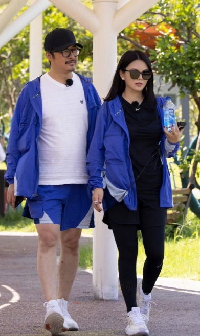 王岳伦|李湘继王岳伦事件后首晒自拍，面带微笑心情大好，直呼是开心的一天