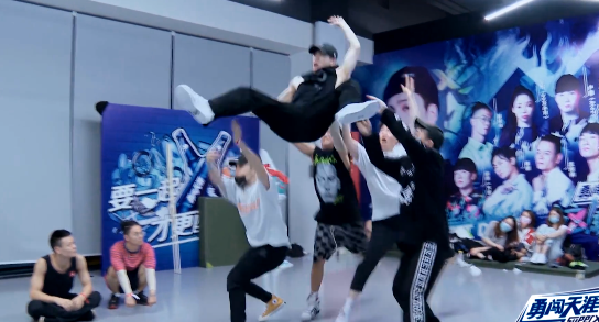 王嘉尔|张艺兴首战告捷，王嘉尔以柔克刚，甩手舞迎战狂派舞
