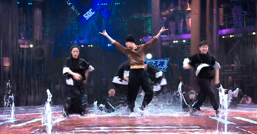 王嘉尔|张艺兴首战告捷，王嘉尔以柔克刚，甩手舞迎战狂派舞