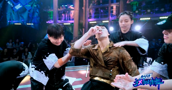 王嘉尔|张艺兴首战告捷，王嘉尔以柔克刚，甩手舞迎战狂派舞