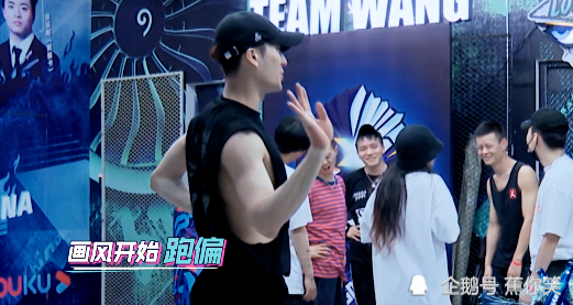 王嘉尔|张艺兴首战告捷，王嘉尔以柔克刚，甩手舞迎战狂派舞