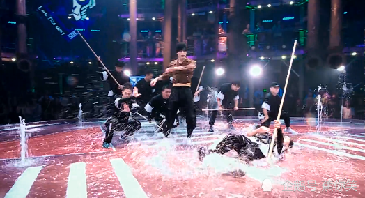 王嘉尔|张艺兴首战告捷，王嘉尔以柔克刚，甩手舞迎战狂派舞