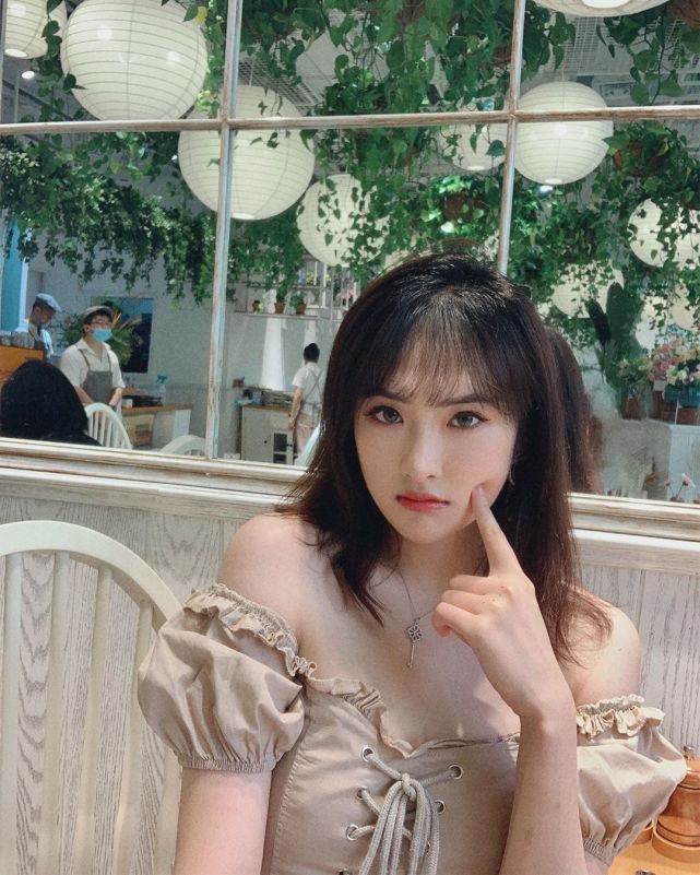 22岁华为小公主姚安娜敷着面膜跳女团舞曝光豪宅一角要当粉墨第五人