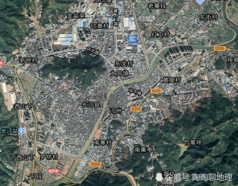 长汀县的县城就位于一小盆地中的平原上,这块小平原可以说是该县相对