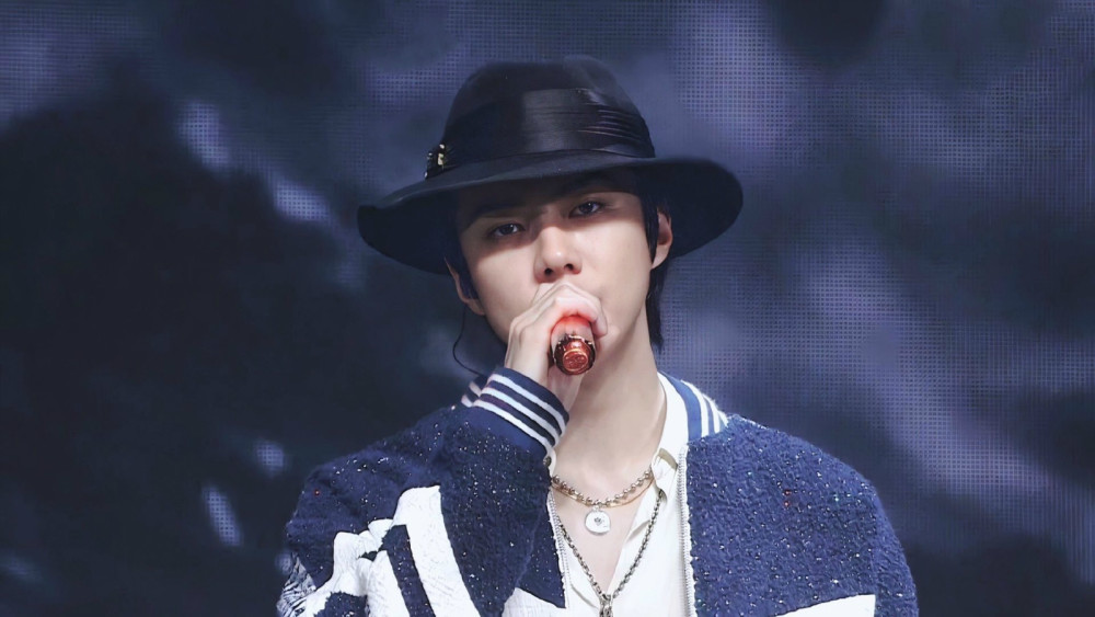 exo朴灿烈大背头配皮裤登舞台被吴世勋推倒回眸一笑竹马cp太甜了