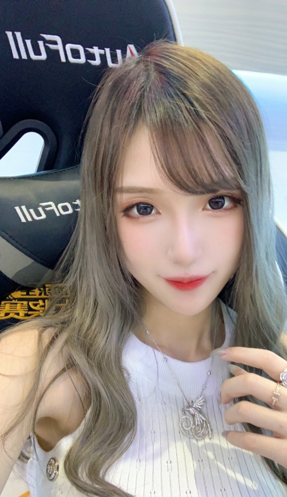 腐团儿最后这张照片p的也太不认真了,这腋下就一团黑黑的涂了上去,这