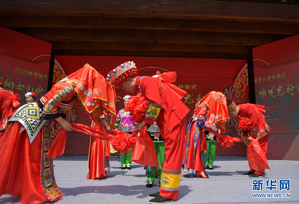 湖北恩施:土家女儿会上传统婚俗展非遗魅力