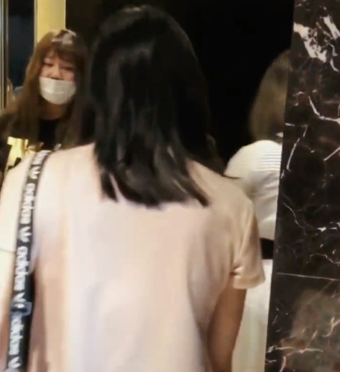 鞠婧祎|鞠婧祎终于学乖了！搭电梯的时候，助理没有驱赶里面的乘客